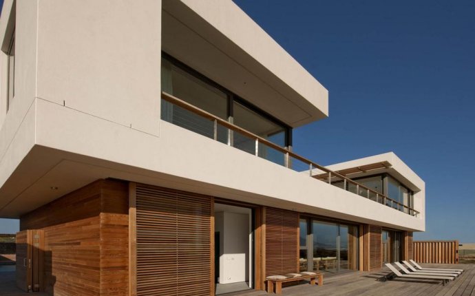 Beach House With Reconfigurable Wood Panels